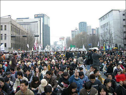 3월20일. 이제 집회장은 단순히 탄핵철회를 요구하는 시위장이 아니라 민주주의의 교실이자 축제의 장이었다. 